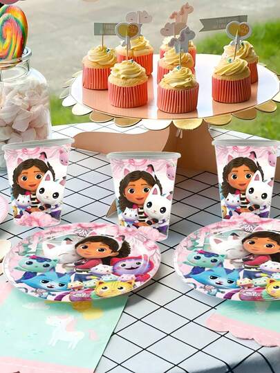 Gabby's Dollhouse 81 delar rosa och vita Gabby's dockhus-tema engångsdekorativa bordsserviser, inklusive 10 delar 18 cm och 23 cm papperstallrikar, koppar, knivar, gafflar och skedar, 20 delar näsdukar, dukar, lämplig för 10 personer att äta på fester och sammankomster, oumbärlig dekorativ bordsservis för födelsedagsfester, ett måste för Gabby-fans och barn på familjesammankomster, Halloween, jul och Thanksgiving