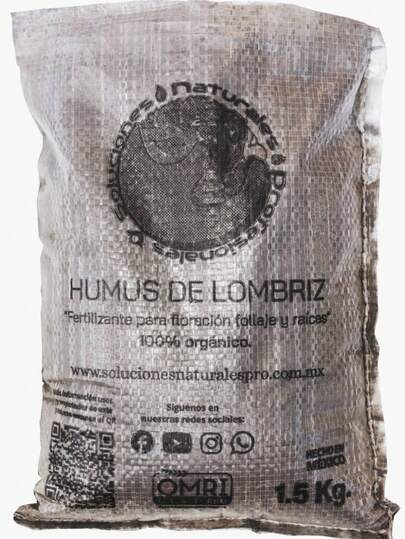 Humus de Lombriz Orgánico 1.5 kg – Soluciones Naturales Profesionales Nutrición viva para tus plantas y cultivos  Transforma tu jardín, huerto o plantas de interior con uno de los fertilizantes más completos y efectivos de la naturaleza: el humus de lombriz 100% orgánico de Soluciones Naturales Profesionales (SNP). Esta presentación de 1.5 kg está pensada para personas que valoran los resultados visibles, la calidad del suelo y el bienestar de sus plantas sin químicos agresivos.  El humus de lombriz es un abono natural, resultado del proceso digestivo de la lombriz roja californiana, que transforma residuos orgánicos en un material rico en nutrientes, microorganismos benéficos. Es considerado el "oro negro" del suelo gracias a su alta capacidad para mejorar la estructura del sustrato, estimular el crecimiento vegetal, y regenerar suelos pobre