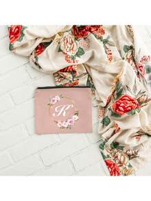 Geantă de machiaj portabilă cu inițiale imprimate și model de coroane florale, geantă mică portabilă, potrivită pentru cadouri, ambalaj mic de călătorie, geantă de depozitare ușoară, geantă de călătorie cu fermoar - perfectă pentru călătorii și petreceri de vacanță, geantă de machiaj de sărbători - cadou perfect pentru prieteni, familie sau pentru sine - geantă de călătorie, potrivită atât pentru bărbați, cât și pentru femei, organizator de machiaj esențial pentru călătorie, geantă de călătorie pentru femei