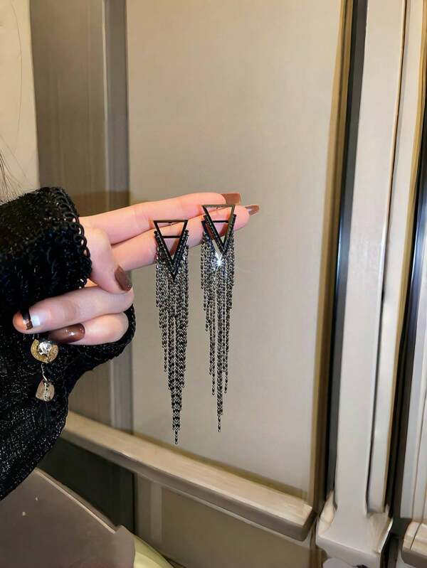 1 Pair Geometric Triangle Black Tassel Earrings, Fashion Simple Versatile Women's Party Jewelry Gift, Women's Fashion Jewelry Necklace Suitable For Daily Wear, Holiday Gift, Women's Jewelry Suitable For Daily Wear, Simple Elegant Personalized Tassel Earrings, Jewelry, Can Be Matched With Your Daily Clothes, Beach Vacation, Dating, Music Festival, Party Wear, Women's Gift, A Gift For Women, Girlfriends, Friends, Lovers