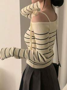 秋冬新款休闲斜领细肩带不对称肩部条纹拼布针织衫上衣 (条纹随机)
