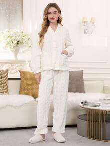 Elegancka biała pluszowa piżama – miękki i wygodny zestaw do spania dla kobiet, ubrania na jesień