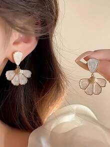 1 对复古优雅花瓣吊坠耳环，锌合金材质，树脂镶嵌，花卉图案，适合派对和度假，四季珠宝