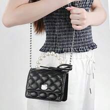 MINISO 三丽鸥 Hello Kitty 黑珍珠链条斜挎包，采用经典绗缝图案搭配珍珠手柄和精致的 Hello Kitty 徽章，时尚百搭，非常适合日常外出、派对（1 件） - 黑色 - 查看 4