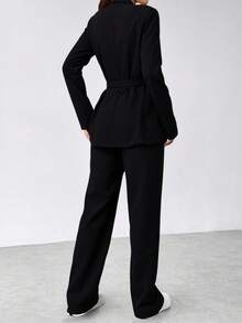 Conjunto set 3 piezas compuesto por  blazer blusa pantalón tejido vestir suave stretch estilo elegante  profesional corte clásico solapas un botón para cierre  cinturón permite ceñir la prenda a la cintura estiliza la figura  cinta para anudar top manga corta bajo recto pantalones corte recto look formal y sofisticado ambientes laborales  eventos que requieran un atuendo pulido día noche evento trabajo formal junta diario . - Negro - Ver 3