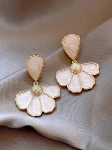 1 对复古优雅花瓣吊坠耳环，锌合金材质，树脂镶嵌，花卉图案，适合派对和度假，四季珠宝