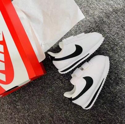 Nike Zapatillas de deporte con velcro para niños pequeños Cortez, zapatos para niños, niños y niñas, calzado deportivo casual ligero para bebés