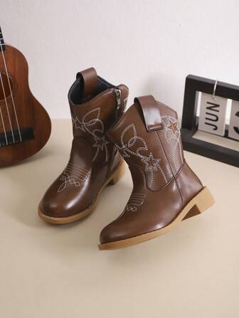 1双儿童时尚休闲牛仔靴，儿童秋冬刺绣中筒复古靴，儿童V字粗腿短靴