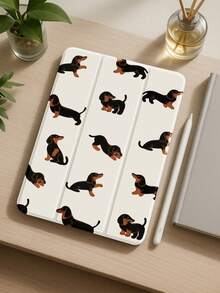 这款精致的腊肠犬小狗彩绘透明扁平保护套具有折叠功能，适合各种风格。它同时支持护眼和唤醒功能，是节日礼物、生日礼物和新年礼物的理想选择。