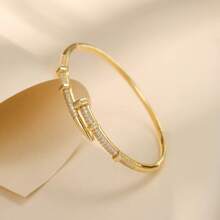 1 Peça Pulseira Feminina Banhada a Ouro 18k, Exalando Charme em Cada Gesto. Seja Combinada com uma Camiseta Casual e Denim ou um Vestido Preto Pequeno Formal, Ela Pode Adicionar um Toque de Estilo ao Seu Visual Geral, Criando Facilmente Sua Própria Moda Única.