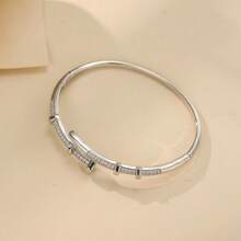 1 Peça Pulseira Feminina Banhada a Ouro 18k, Exalando Charme em Cada Gesto. Seja Combinada com uma Camiseta Casual e Denim ou um Vestido Preto Pequeno Formal, Ela Pode Adicionar um Toque de Estilo ao Seu Visual Geral, Criando Facilmente Sua Própria Moda Única.