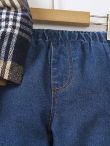 2 件套年轻男孩时尚格纹长袖连帽衫和百搭侧袋牛仔直筒裤套装，秋季