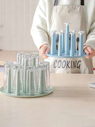 Plastikowa tacka do przechowywania kubków z wodą, odpowiednia jako stojak na odwrócone szklane kubki, ułatwiający odsączanie i suszenie.