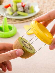 1 Stück Kreative Kiwi Schälmaschine, Obstschäler. 2-in-1 Edelstahl Kiwi Schäler, einfach zu greifen. Dieser tragbare Edelstahl Grüne Schäler ist ein multifunktionaler Obstschäler und Entsamenungswerkzeug, das leicht mitzunehmen ist. Sehr geeignet für Outdoor-Picknicks oder Camping