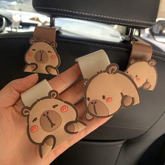 多功能 Capybara 汽车后座挂钩收纳袋，适用于后座，耐用 ABS 树脂挂杆，创意动物造型汽车储物配件，通用适用于 SUV 和轿车，可最大程度利用后座空间，用于存放购物袋、手提包、外套、背包、购物收纳袋，是日常通勤、公路旅行、上学、秋冬旅行、感恩节和圣诞节礼物的理想内饰补充，是繁忙家庭用车的时尚装饰性汽车必需品