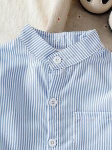 2 件套幼儿男童中式立领条纹仿衬衫，带口袋，搭配白色休闲裤，度假和学校风格