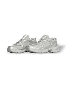 New Balance 990v5 美国制造系列男女款运动鞋休闲跑步日常穿着健身通勤街头舒适缓冲支撑耐用皮革织物透气橡胶鞋底多功能灰银金属低帮 Raincloud U530HFZ - 灰色 - 查看 2