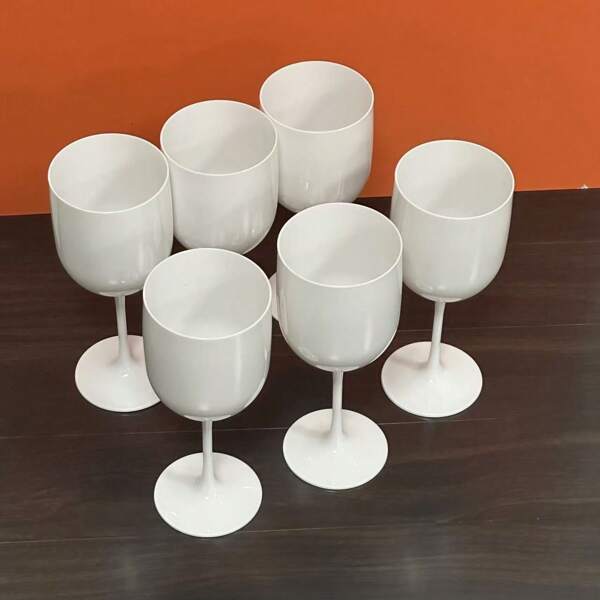 9/15 paquetes de 16oz/480ml Copas de vino de plástico a prueba de caídas - Copas de cóctel de champán reutilizables, vasos altos de colores variados para bodas, fiestas, cumpleaños, familia y restaurantes, utensilios de bebida elegantes blancos/negros, suministros para fiestas de Halloween y Navidad