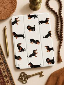 这款精致的腊肠犬小狗彩绘透明扁平保护套具有折叠功能，适合各种风格。它同时支持护眼和唤醒功能，是节日礼物、生日礼物和新年礼物的理想选择。