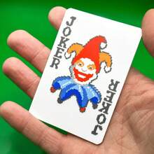 [节日派对基础套装]披风小丑扑克牌，为派对增添乐趣和创意，采用可爱的像素风格图案，是一款轻松有趣的纸牌游戏。包含 54 张卡片 - 适合游戏派对之夜、万圣节、圣诞节、情人节、感恩节、母亲节、父亲节等各种聚会，颜色和款式随机。