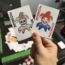 [节日派对基础套装]披风小丑扑克牌，为派对增添乐趣和创意，采用可爱的像素风格图案，是一款轻松有趣的纸牌游戏。包含 54 张卡片 - 适合游戏派对之夜、万圣节、圣诞节、情人节、感恩节、母亲节、父亲节等各种聚会，颜色和款式随机。