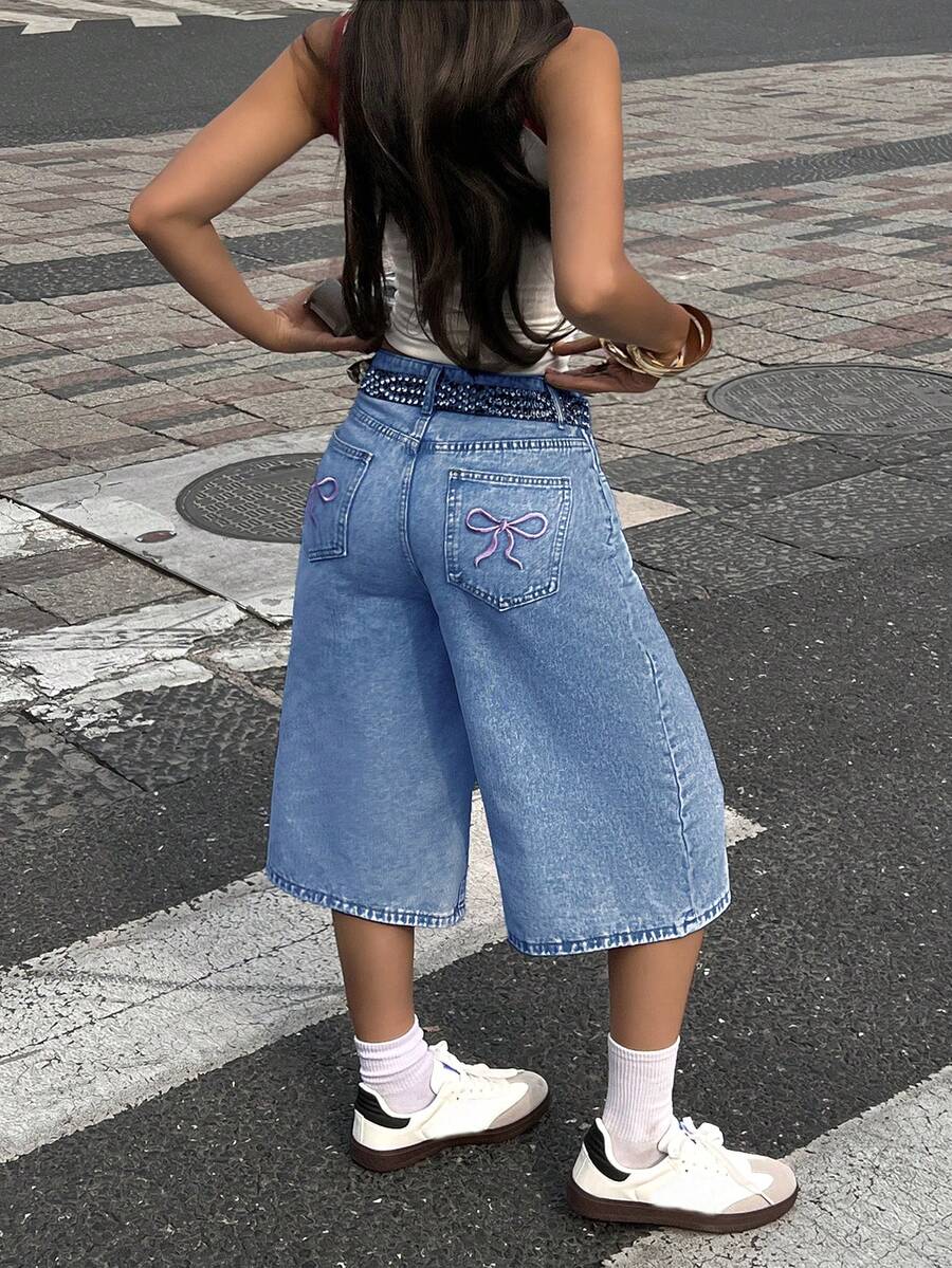 女士刺绣蝴蝶结后袋宽松七分牛仔裤 - 中等水洗藍 - 查看 1