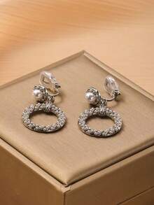 1 对时尚水晶和白珍珠圆形吊坠夹式耳环，适合女士佩戴，优雅纤薄，适合日常佩戴，节日礼物