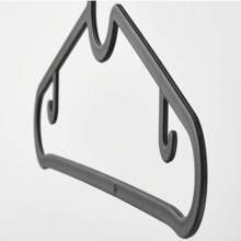 Pacote com 40/20/10 cabides finos de plástico preto, leves e resistentes, economizam espaço, adequados para pendurar camisetas e camisas, cabides finos, design antiqueda