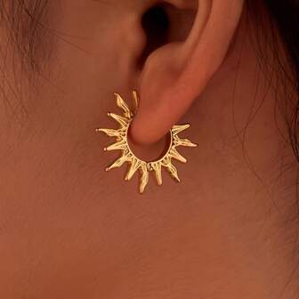 Pereche de cercei rotunzi boemi cu model de soare pe plajă - Metal auriu cu pietre sintetice, bijuterii unisex de zi cu zi și de vacanță, cadou de sărbători accesibil pentru el/ea, purtare pe tot parcursul anului, cercei de plajă, măiestrie complexă