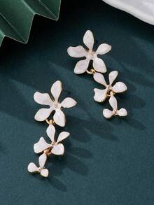 1 对手工制作的白色花朵不对称 5 瓣吊坠耳环，适合度假/约会/旅行佩戴，夏季多巴胺灵感 - 白色 - 查看 4