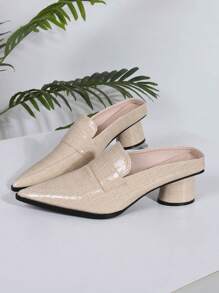 杏色鳄鱼纹穆勒鞋，尖头，厚底，适合办公室和休闲场合；米色鳄鱼纹穆勒鞋，系带，舒适鞋垫，街头风；裸色鳄鱼纹平底穆勒鞋，适合日常和工作装扮。