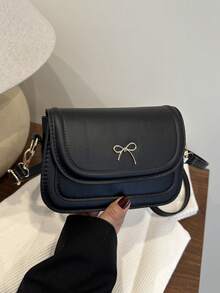 迷你时尚纯色翻盖马鞍包，女士多功能蝴蝶结金属装饰单肩斜挎包，适合购物、携带钱包、休闲外出，适合年轻女性、大学生、职场新人、白领。也非常适合办公室、大学、工作、商务、通勤、户外活动、旅行和郊游。 - 黑色 - 查看 2