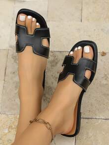 نعال صيفية سوداء بتصميم بسيط لإظهار الموضة، تضيف لون إلى الملابس الصيفية، وتخلق بسهولة مروحة، وبذلك تفتح باب الصيف، مريحة وأنيقة