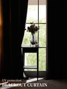 1件纯色100%遮光隔热窗帘，带涂层衬里，轻质涤纶面料，隔热耐用，杆袋式顶部设计，适用于客厅、卧室、阳台等场所。