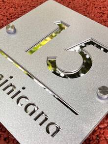 Biển số nhà bằng acrylic cao cấp, cá nhân hóa - Kim loại rỗng 3D màu vàng/bạc, vàng/bạc mờ, biển số địa chỉ tùy chỉnh, phù hợp cho nhà ở, căn hộ, cửa hàng, kiểu chữ hiện đại | Chống chịu thời tiết | Lắp đặt dễ dàng | Tăng vẻ đẹp ngoại thất | Bao gồm phụ kiện lắp đặt | Lắp đặt không cần dụng cụ, trang trí nhà cửa phòng khách, bộ sưu tập 2026, thu hút ánh nhìn từ bên ngoài. - Nhiều màu - Xem 42