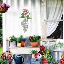 1 pièce Décoration murale en métal de main rose doré, os de main creux et design rose, art mural métallique abstrait d'horreur pour Halloween