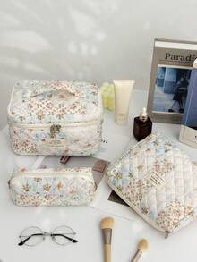 حقيبة مكياج بيج، نمط ملون مجزأ، حقيبة تخزين للسفر، تخزين منزلي، حقيبة تخزين متعددة الوظائف سعة كبيرة، حقيبة مكياج للبنات، حقيبة تخزين مستحضرات التجميل، حقيبة مكياج جميلة للعناية بالبشرة، حقيبة مكياج، صندوق مكياج، حقيبة تخزين المجوهرات، حقيبة فرش، حقيبة فوط صحية، حقيبة سماعات الرأس، محفظة، حقيبة نظارات، هدية عيد الميلاد، هدية عيد الأم، موسم العودة إلى المدرسة، حقيبة طالب، حقيبة ضروريات السفر للمدرسة والعطلات، حقيبة سفر للنساء'