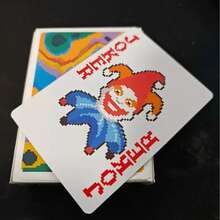 [节日派对基础套装]披风小丑扑克牌，为派对增添乐趣和创意，采用可爱的像素风格图案，是一款轻松有趣的纸牌游戏。包含 54 张卡片 - 适合游戏派对之夜、万圣节、圣诞节、情人节、感恩节、母亲节、父亲节等各种聚会，颜色和款式随机。