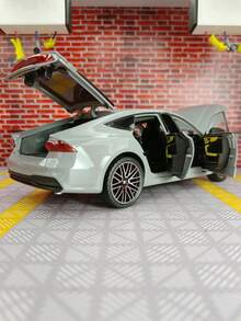 YCMODEL 商务轿车仿真合金车模，车身采用锌合金材质，两侧可开启，前引擎盖和后备箱门也可开启。车模具有仿真音响、灯光功能，细节丰富，做工精细，品质优良，适合收藏，也适合作为生日礼物送给朋友。 - 彩色 - 查看 8