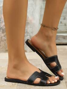 نعال صيفية سوداء بتصميم بسيط لإظهار الموضة، تضيف لون إلى الملابس الصيفية، وتخلق بسهولة مروحة، وبذلك تفتح باب الصيف، مريحة وأنيقة