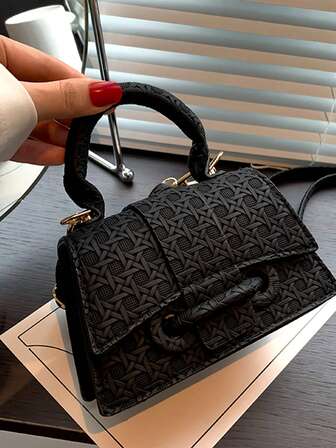 Dragsko, elegant och avslappnad, handburen liten fyrkantig väska för enkelrum. Lämplig för shopping, plånbok, shopping, unga kvinnor, högskolestudenter, nykomlingar, tjänstemän. Mycket lämplig för kontor, högskola, arbete, affärer, pendling, utomhusaktiviteter, resor och utflykter.