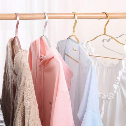 1个实心加厚铝合金衣架，干湿两用，防滑防锈防褪色，适用于衣柜整理和衣物护理。这款重型金属挂钩采用优质银色饰面，设计节省空间，经久耐用，可用于悬挂衬衫、连衣裙、裤子和配饰。它是理想的轻便洗衣和旅行伴侣，完美适配现代衣柜，是家居和精品店展示的理想悬挂方案。安装和维护简便，在各种天气条件下均能保持耐用性能。