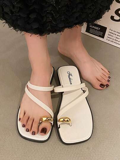 صندل فليب فلوب ناعم للنساء للخارج، صنادل شاطئ، مانعة للانزلاق، صنادل فليب فلوب ذات لون أحادي متعددة الاستخدامات، بتصميم فرنسي بسيط مسطح مربع الأصبع، خفيفة الوزن مريحة للاستخدام المنزلي، مناسبة للشاطئ/الداخلي/الخارجي/الحفلات، سهلة الارتداء، مفتوحة الأصبع، ذات كعب منخفض عصري، أنيقة مسطحة مع إبزيم معدني، مناسبة للربيع والصيف والخريف والشتاء، للمواعدة والتسوق والحفلات وعيد الحب وعيد الشكر وعيد المعلم وعيد الأم