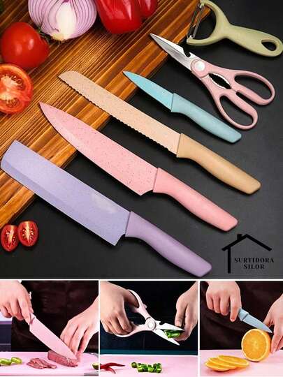 Juego de 6 cuchillos de acero inoxidable, disponible en sets de 3, 6 y 12 piezas, con mangos de plástico duradero. Cuchillos extra afilados para cortes precisos y limpios. El set de 6 piezas incluye: 4 cuchillos afilados para cortar pan, fruta, verduras o carne; 1 par de tijeras de punta redonda; y 1 pelador de verduras con hoja afilada.