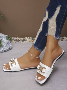 1 Paar neue quadratische Zehensandalen für Damen - mit modischem Metallschnallen-Dekor - geeignet für Party, Strandmode - flacher Absatz quadratische Zehenform Damenschuhe, neue weiße Metalkettenriemen Slide Sandalen, quadratische Zehenform Pantoffeln, europäischer und amerikanischer Stil offene Zehenflach-Sandalen, rutschfest und bequem Damenschuhe, vielseitige Casual-Sandalen geeignet für Strand, Einkaufen, Dates - Weiss - Übersicht 3