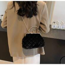 Plush Mesh Clip Opening Shell Bag, Gold Chain And Metal Buckle Decoration, Versatile And Fashionable Evening Bag, Handheld Design, Suitable For Dinner And Everyday Wear. - 黑色 - 查看 3