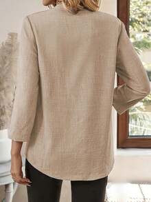 Áo kiểu cỡ lớn cổ chữ V tay xắn, dài vừa phải, có chi tiết cúc, chất liệu vải thoải mái, thích hợp mặc mùa xuân. - Màu Khaki - Xem 5