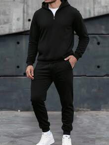 (Autunno/Inverno) Set tuta da uomo, composto da felpa con cappuccio e mezza chiusura lampo, coulisse in vita, pantaloni 3/4 tinta unita. Completo sportivo alla moda, felpa con cappuccio adatta per corsa, allenamento, stile casual boyfriend. Outfit comodo.