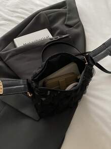 Nuova borsa a tracolla elegante e alla moda con design floreale tridimensionale a colore unito, leggera e versatile, con fibbia in metallo, adatta per lo shopping, portafogli, shopping, giovani donne, studenti universitari, nuovi arrivati e impiegati. Molto adatta per uffici, università, lavoro, affari, pendolarismo, attività all'aperto, viaggi e uscite.