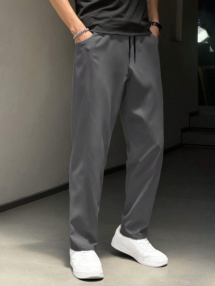 Pantalones casuales de unicolor y ajuste delgado para hombres, adecuados para el uso diario en primavera, otoño y verano, con cintura con cordón, tela ligera, pantalones cargo con parches y personalidad - Gris Oscuro - Ver 1